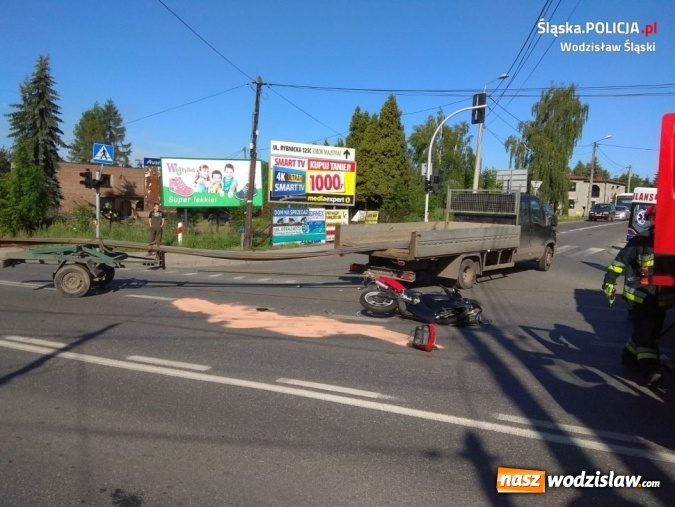 Zdjęcie w galerii na portalu naszwodzislaw.com: Nie ustąpił pierwszeństwa motorowerzyście. Poszkodowany w szpitalu. Wracamy do wypadku w Radlinie  wiadomości z regionu