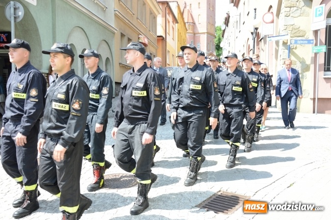 Zdjęcie w galerii na portalu naszwodzislaw.com: Obchody Dnia Strażaka na wodzisławskim rynku. ZDJĘCIA  wiadomości z regionu