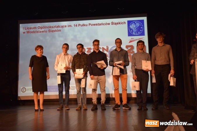Zdjęcie w galerii na portalu naszwodzislaw.com: Dzień Patrona Szkoły w I LO wiadomości z regionu