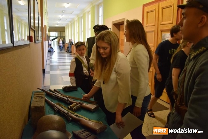 Zdjęcie w galerii na portalu naszwodzislaw.com: Dzień Patrona Szkoły w I LO wiadomości z regionu