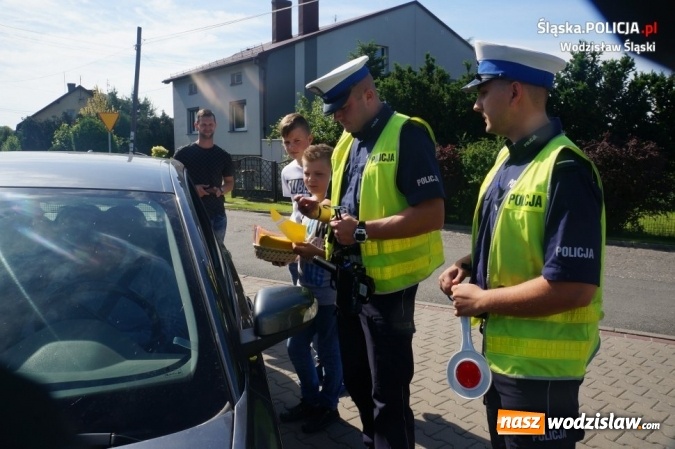 Zdjęcie w galerii na portalu naszwodzislaw.com: Wodzisławscy policjanci rozdawali laurki i żółte kartki  wiadomości z regionu