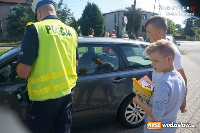 Zdjęcie w galerii na portalu naszwodzislaw.com: Wodzisławscy policjanci rozdawali laurki i żółte kartki  wiadomości z regionu