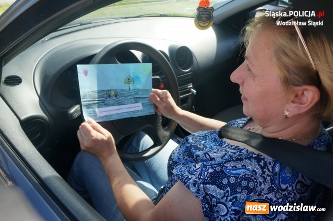 Zdjęcie w galerii na portalu naszwodzislaw.com: Wodzisławscy policjanci rozdawali laurki i żółte kartki  wiadomości z regionu