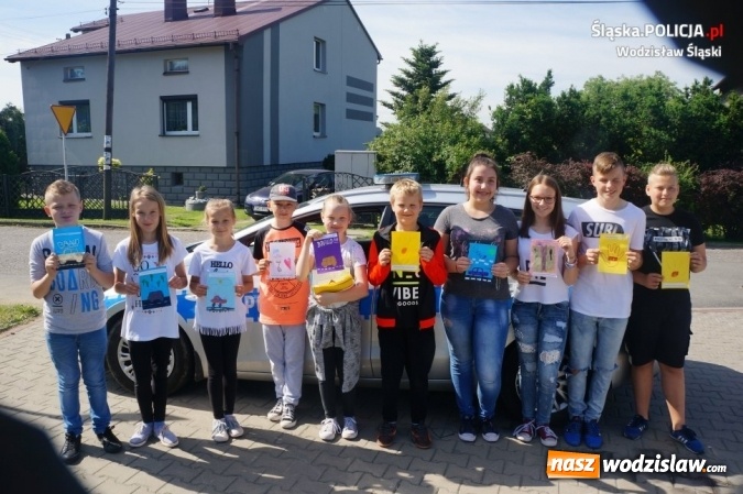 Zdjęcie w galerii na portalu naszwodzislaw.com: Wodzisławscy policjanci rozdawali laurki i żółte kartki  wiadomości z regionu