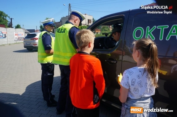 Zdjęcie w galerii na portalu naszwodzislaw.com: Wodzisławscy policjanci rozdawali laurki i żółte kartki  wiadomości z regionu