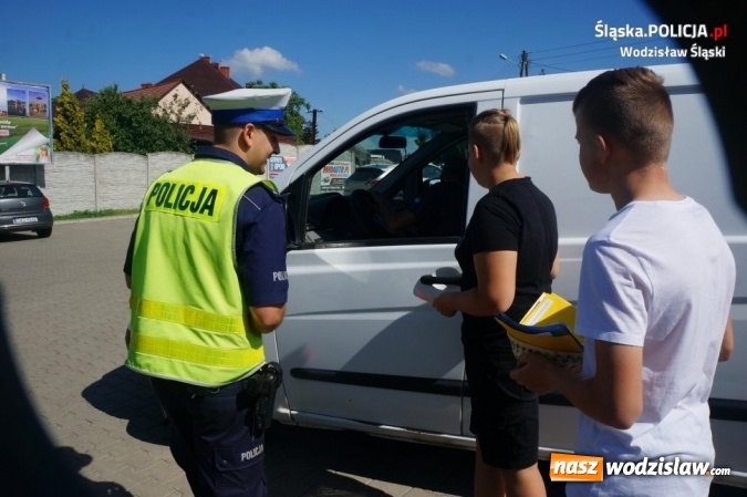 Zdjęcie w galerii na portalu naszwodzislaw.com: Wodzisławscy policjanci rozdawali laurki i żółte kartki  wiadomości z regionu