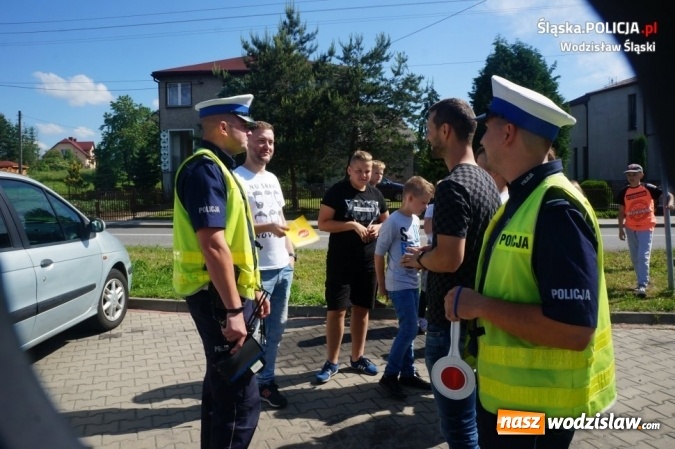 Zdjęcie w galerii na portalu naszwodzislaw.com: Wodzisławscy policjanci rozdawali laurki i żółte kartki  wiadomości z regionu