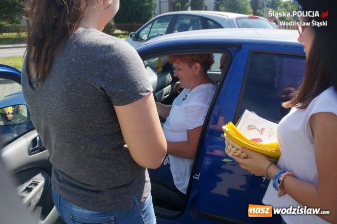 Zdjęcie w galerii na portalu naszwodzislaw.com: Wodzisławscy policjanci rozdawali laurki i żółte kartki  wiadomości z regionu