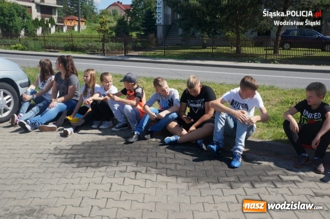Zdjęcie w galerii na portalu naszwodzislaw.com: Wodzisławscy policjanci rozdawali laurki i żółte kartki  wiadomości z regionu