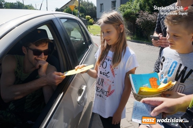 Zdjęcie w galerii na portalu naszwodzislaw.com: Wodzisławscy policjanci rozdawali laurki i żółte kartki  wiadomości z regionu