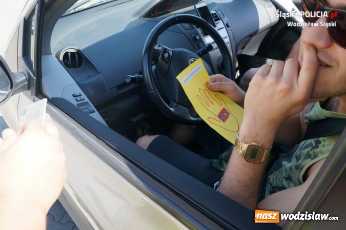 Zdjęcie w galerii na portalu naszwodzislaw.com: Wodzisławscy policjanci rozdawali laurki i żółte kartki  wiadomości z regionu