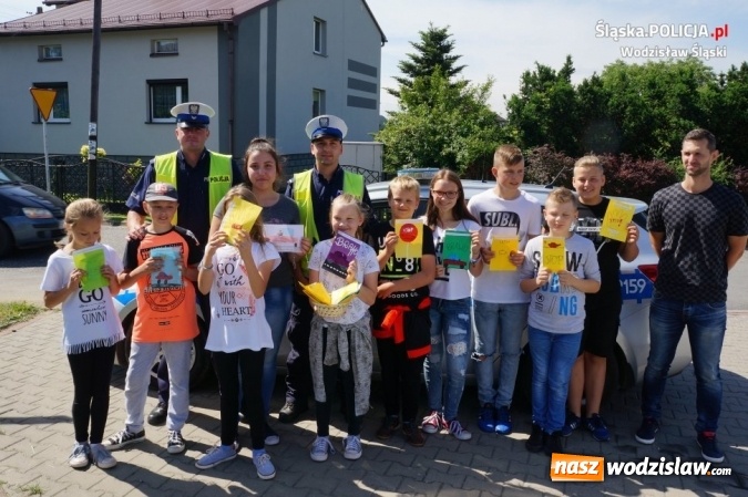 Zdjęcie w galerii na portalu naszwodzislaw.com: Wodzisławscy policjanci rozdawali laurki i żółte kartki  wiadomości z regionu