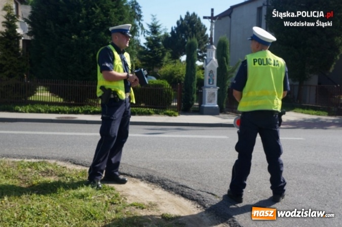 Zdjęcie w galerii na portalu naszwodzislaw.com: Wodzisławscy policjanci rozdawali laurki i żółte kartki  wiadomości z regionu