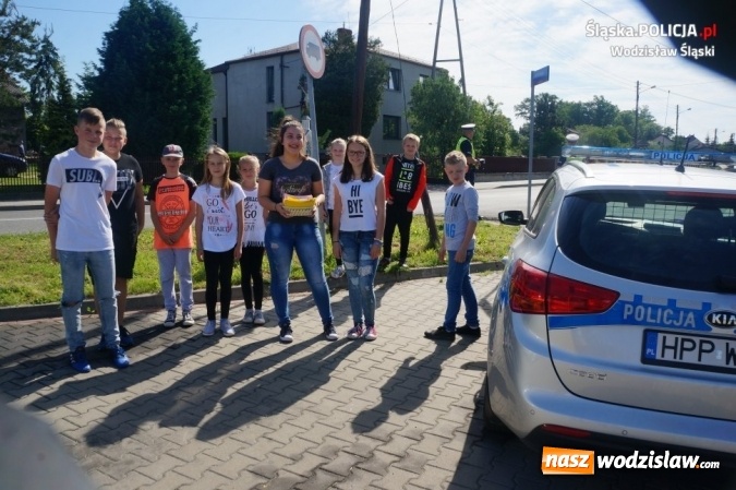 Zdjęcie w galerii na portalu naszwodzislaw.com: Wodzisławscy policjanci rozdawali laurki i żółte kartki  wiadomości z regionu