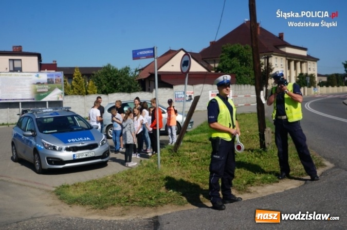 Zdjęcie w galerii na portalu naszwodzislaw.com: Wodzisławscy policjanci rozdawali laurki i żółte kartki  wiadomości z regionu