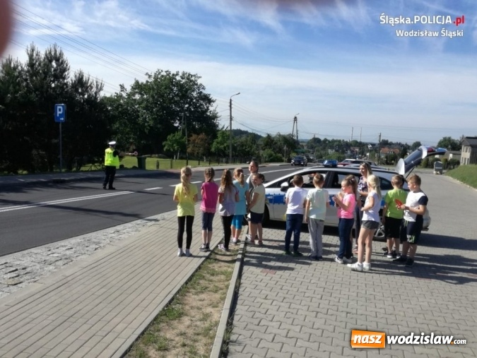 Zdjęcie w galerii na portalu naszwodzislaw.com: Wodzisławscy policjanci rozdawali laurki i żółte kartki  wiadomości z regionu
