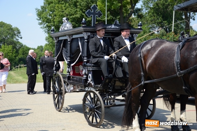 Zdjęcie w galerii na portalu naszwodzislaw.com: Kondukt pogrzebowy przeszedł ulicami Grabówki. Bordynowska Pani miała powtórny pogrzeb wiadomości z regionu