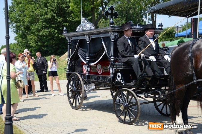 Zdjęcie w galerii na portalu naszwodzislaw.com: Kondukt pogrzebowy przeszedł ulicami Grabówki. Bordynowska Pani miała powtórny pogrzeb wiadomości z regionu