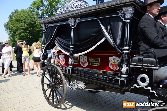 Zdjęcie w galerii na portalu naszwodzislaw.com: Kondukt pogrzebowy przeszedł ulicami Grabówki. Bordynowska Pani miała powtórny pogrzeb wiadomości z regionu