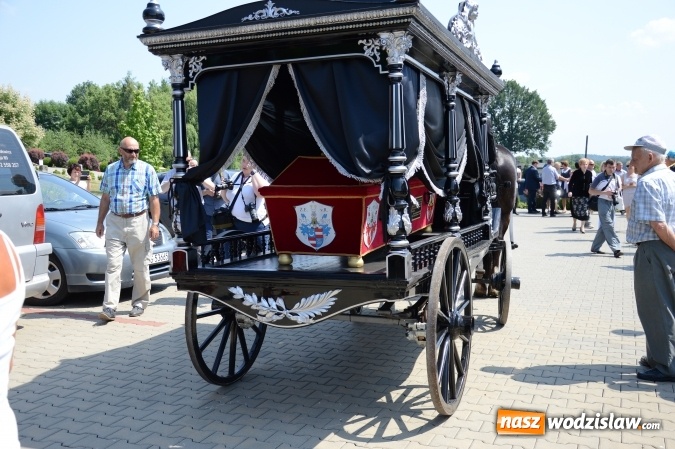 Zdjęcie w galerii na portalu naszwodzislaw.com: Kondukt pogrzebowy przeszedł ulicami Grabówki. Bordynowska Pani miała powtórny pogrzeb wiadomości z regionu