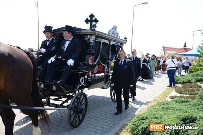 Zdjęcie w galerii na portalu naszwodzislaw.com: Kondukt pogrzebowy przeszedł ulicami Grabówki. Bordynowska Pani miała powtórny pogrzeb wiadomości z regionu