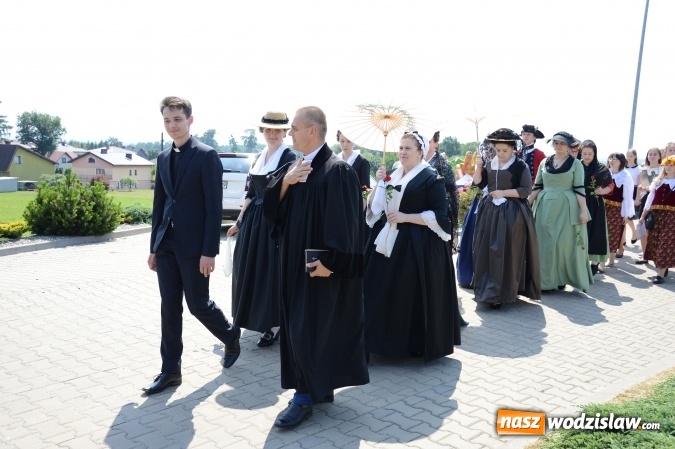 Zdjęcie w galerii na portalu naszwodzislaw.com: Kondukt pogrzebowy przeszedł ulicami Grabówki. Bordynowska Pani miała powtórny pogrzeb wiadomości z regionu