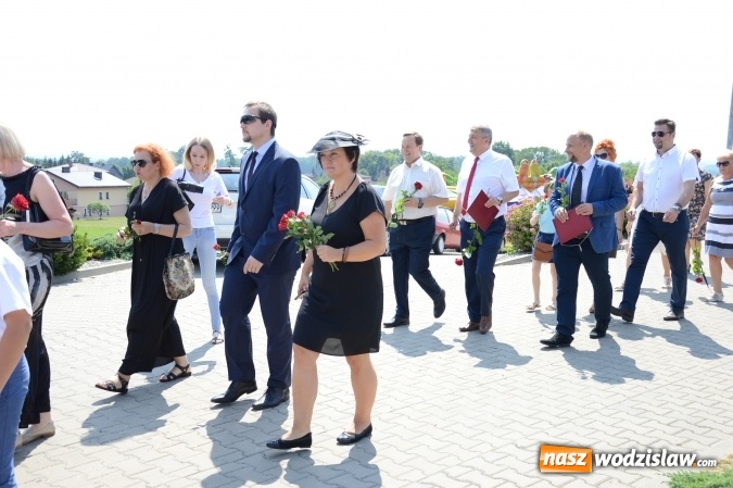 Zdjęcie w galerii na portalu naszwodzislaw.com: Kondukt pogrzebowy przeszedł ulicami Grabówki. Bordynowska Pani miała powtórny pogrzeb wiadomości z regionu