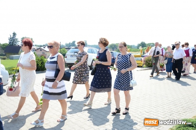 Zdjęcie w galerii na portalu naszwodzislaw.com: Kondukt pogrzebowy przeszedł ulicami Grabówki. Bordynowska Pani miała powtórny pogrzeb wiadomości z regionu