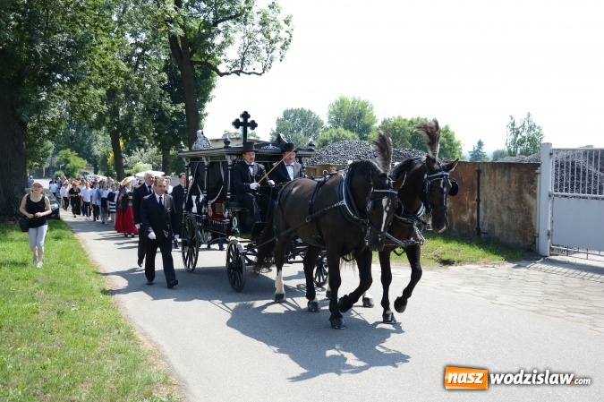 Zdjęcie w galerii na portalu naszwodzislaw.com: Kondukt pogrzebowy przeszedł ulicami Grabówki. Bordynowska Pani miała powtórny pogrzeb wiadomości z regionu