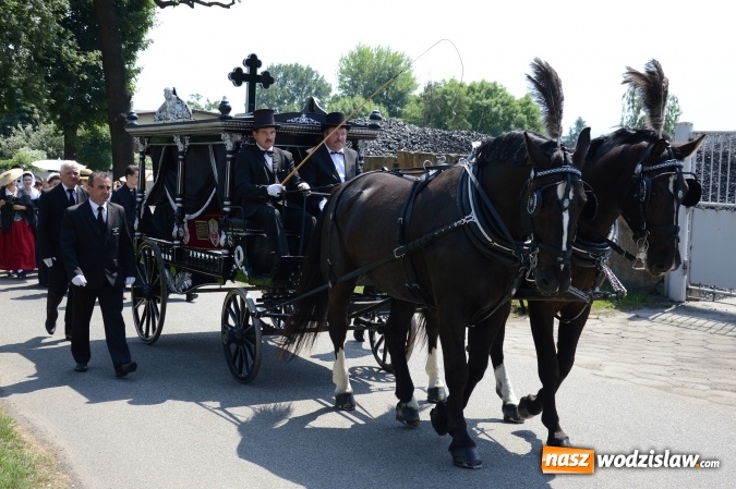 Zdjęcie w galerii na portalu naszwodzislaw.com: Kondukt pogrzebowy przeszedł ulicami Grabówki. Bordynowska Pani miała powtórny pogrzeb wiadomości z regionu