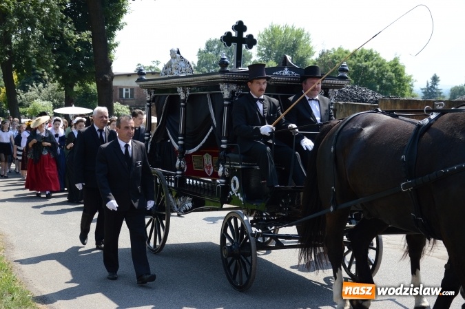 Zdjęcie w galerii na portalu naszwodzislaw.com: Kondukt pogrzebowy przeszedł ulicami Grabówki. Bordynowska Pani miała powtórny pogrzeb wiadomości z regionu