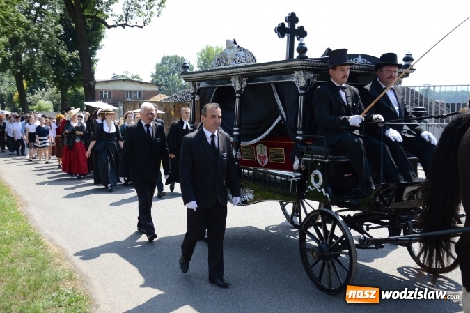 Zdjęcie w galerii na portalu naszwodzislaw.com: Kondukt pogrzebowy przeszedł ulicami Grabówki. Bordynowska Pani miała powtórny pogrzeb wiadomości z regionu