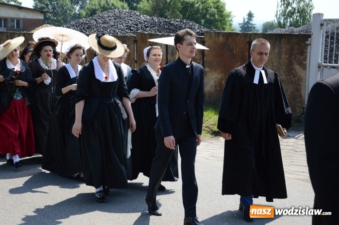 Zdjęcie w galerii na portalu naszwodzislaw.com: Kondukt pogrzebowy przeszedł ulicami Grabówki. Bordynowska Pani miała powtórny pogrzeb wiadomości z regionu