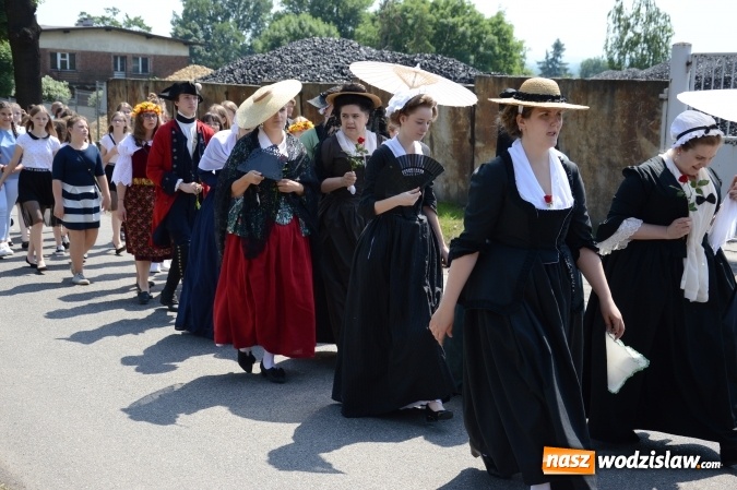 Zdjęcie w galerii na portalu naszwodzislaw.com: Kondukt pogrzebowy przeszedł ulicami Grabówki. Bordynowska Pani miała powtórny pogrzeb wiadomości z regionu