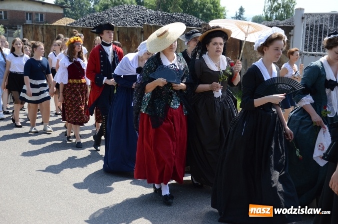 Zdjęcie w galerii na portalu naszwodzislaw.com: Kondukt pogrzebowy przeszedł ulicami Grabówki. Bordynowska Pani miała powtórny pogrzeb wiadomości z regionu