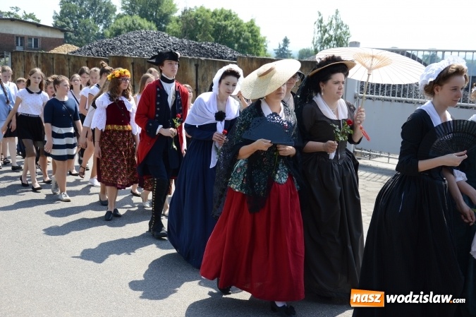 Zdjęcie w galerii na portalu naszwodzislaw.com: Kondukt pogrzebowy przeszedł ulicami Grabówki. Bordynowska Pani miała powtórny pogrzeb wiadomości z regionu