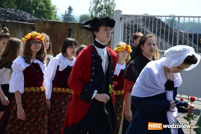 Zdjęcie w galerii na portalu naszwodzislaw.com: Kondukt pogrzebowy przeszedł ulicami Grabówki. Bordynowska Pani miała powtórny pogrzeb wiadomości z regionu