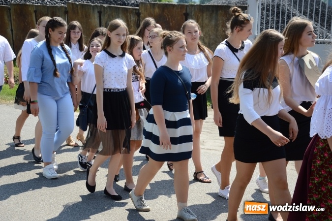 Zdjęcie w galerii na portalu naszwodzislaw.com: Kondukt pogrzebowy przeszedł ulicami Grabówki. Bordynowska Pani miała powtórny pogrzeb wiadomości z regionu