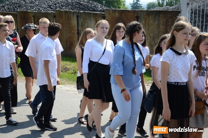 Zdjęcie w galerii na portalu naszwodzislaw.com: Kondukt pogrzebowy przeszedł ulicami Grabówki. Bordynowska Pani miała powtórny pogrzeb wiadomości z regionu