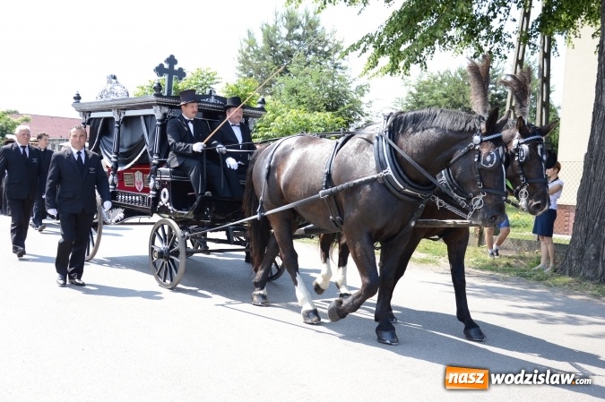 Zdjęcie w galerii na portalu naszwodzislaw.com: Kondukt pogrzebowy przeszedł ulicami Grabówki. Bordynowska Pani miała powtórny pogrzeb wiadomości z regionu