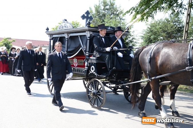 Zdjęcie w galerii na portalu naszwodzislaw.com: Kondukt pogrzebowy przeszedł ulicami Grabówki. Bordynowska Pani miała powtórny pogrzeb wiadomości z regionu