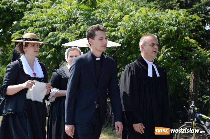 Zdjęcie w galerii na portalu naszwodzislaw.com: Kondukt pogrzebowy przeszedł ulicami Grabówki. Bordynowska Pani miała powtórny pogrzeb wiadomości z regionu