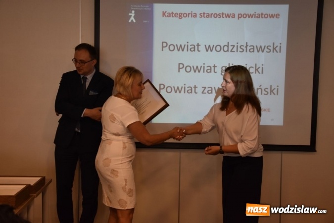 Zdjęcie w galerii na portalu naszwodzislaw.com: Starostwo laureatem nagrody Fundacji Rozwoju Demokracji Lokalnej  wiadomości z regionu