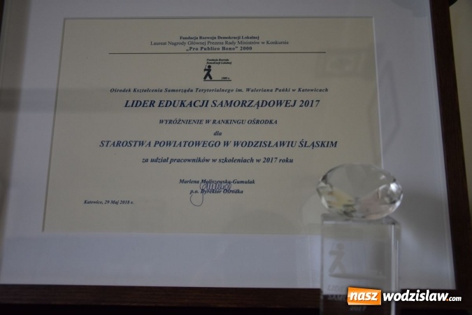 Zdjęcie w galerii na portalu naszwodzislaw.com: Starostwo laureatem nagrody Fundacji Rozwoju Demokracji Lokalnej  wiadomości z regionu
