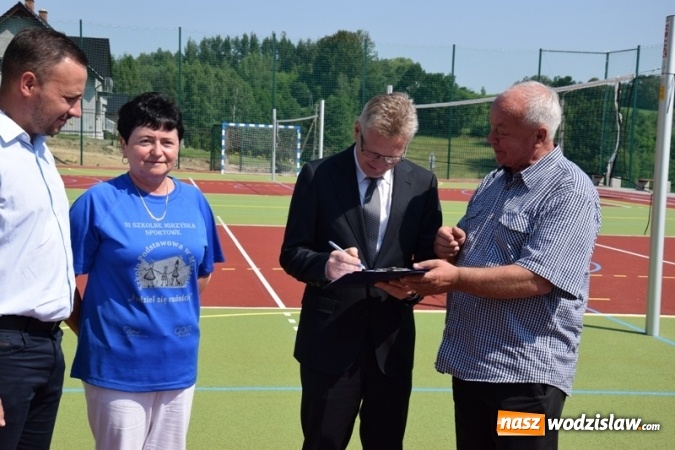 Zdjęcie w galerii na portalu naszwodzislaw.com: Boisko wielofunkcyjne przy SP w Mszanie otwarte na Szkolnych Igrzyskach wiadomości z regionu