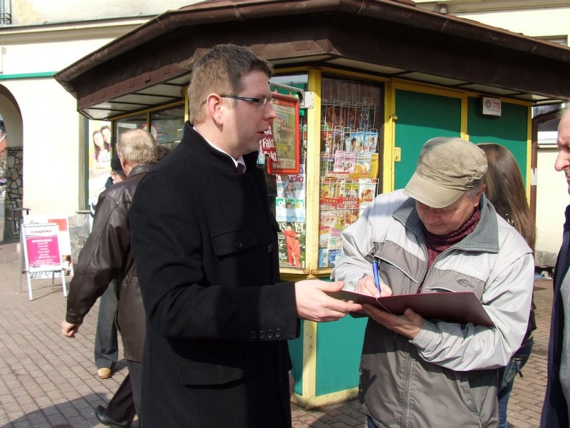 Zdjęcie w galerii na portalu naszwodzislaw.com: 800 podpisów w sprawie bezpłatnej A1 wiadomości z regionu