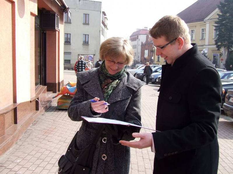 Zdjęcie w galerii na portalu naszwodzislaw.com: 800 podpisów w sprawie bezpłatnej A1 wiadomości z regionu