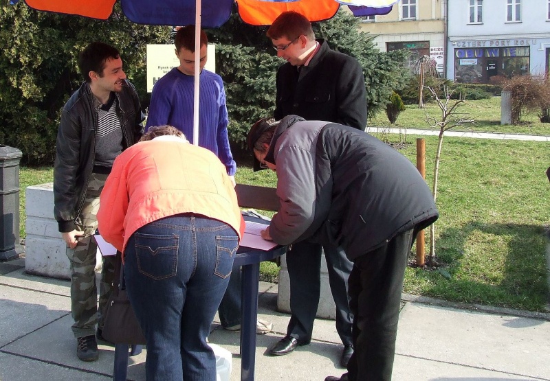 Zdjęcie w galerii na portalu naszwodzislaw.com: 800 podpisów w sprawie bezpłatnej A1 wiadomości z regionu