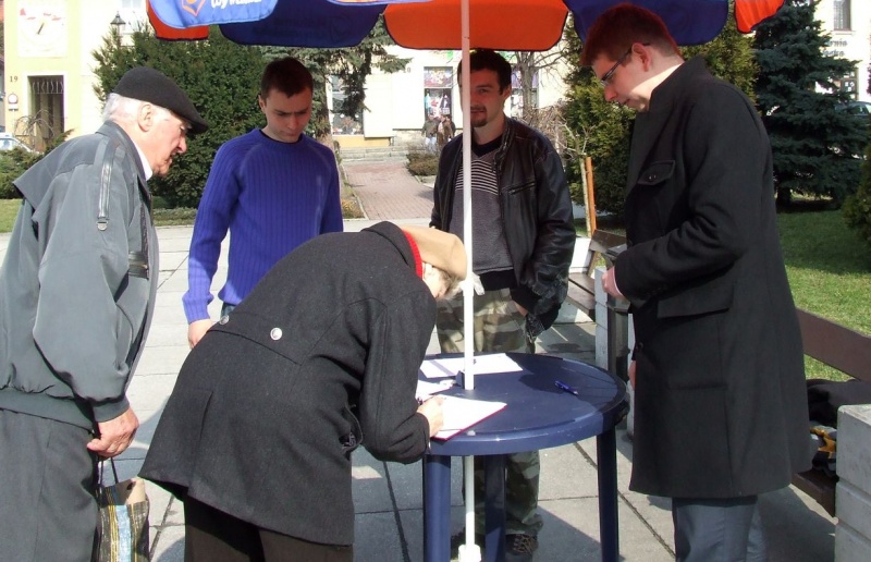 Zdjęcie w galerii na portalu naszwodzislaw.com: 800 podpisów w sprawie bezpłatnej A1 wiadomości z regionu