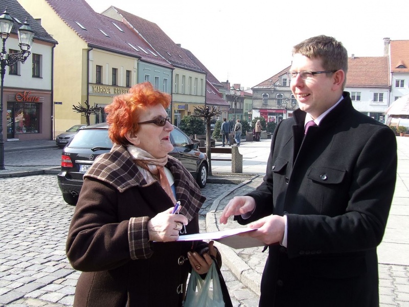 Zdjęcie w galerii na portalu naszwodzislaw.com: 800 podpisów w sprawie bezpłatnej A1 wiadomości z regionu